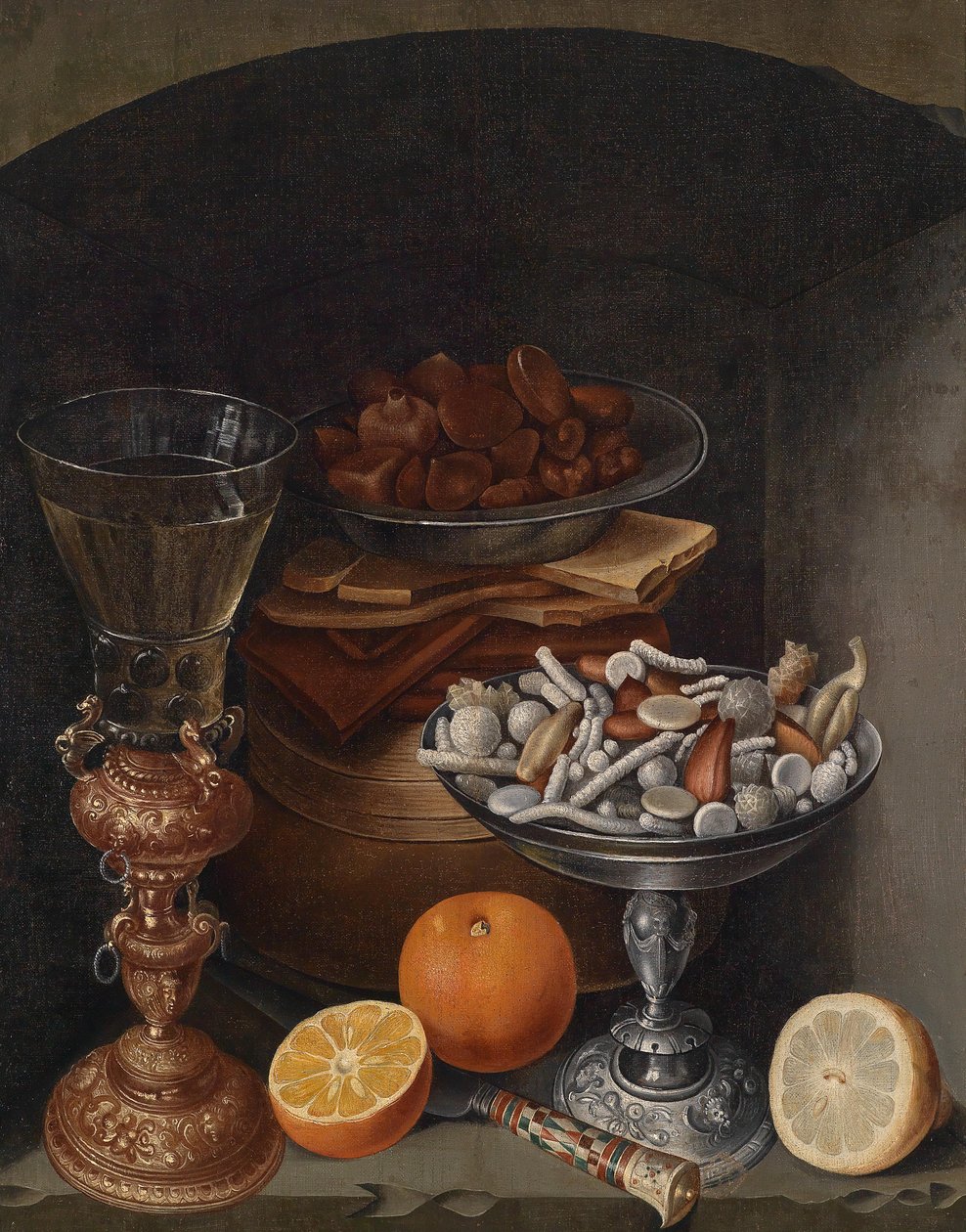 Stilleben med et vinglas, appelsiner, en tallerken med svampe og en sølvskål med sukkerslik af Circle of Georg Flegel