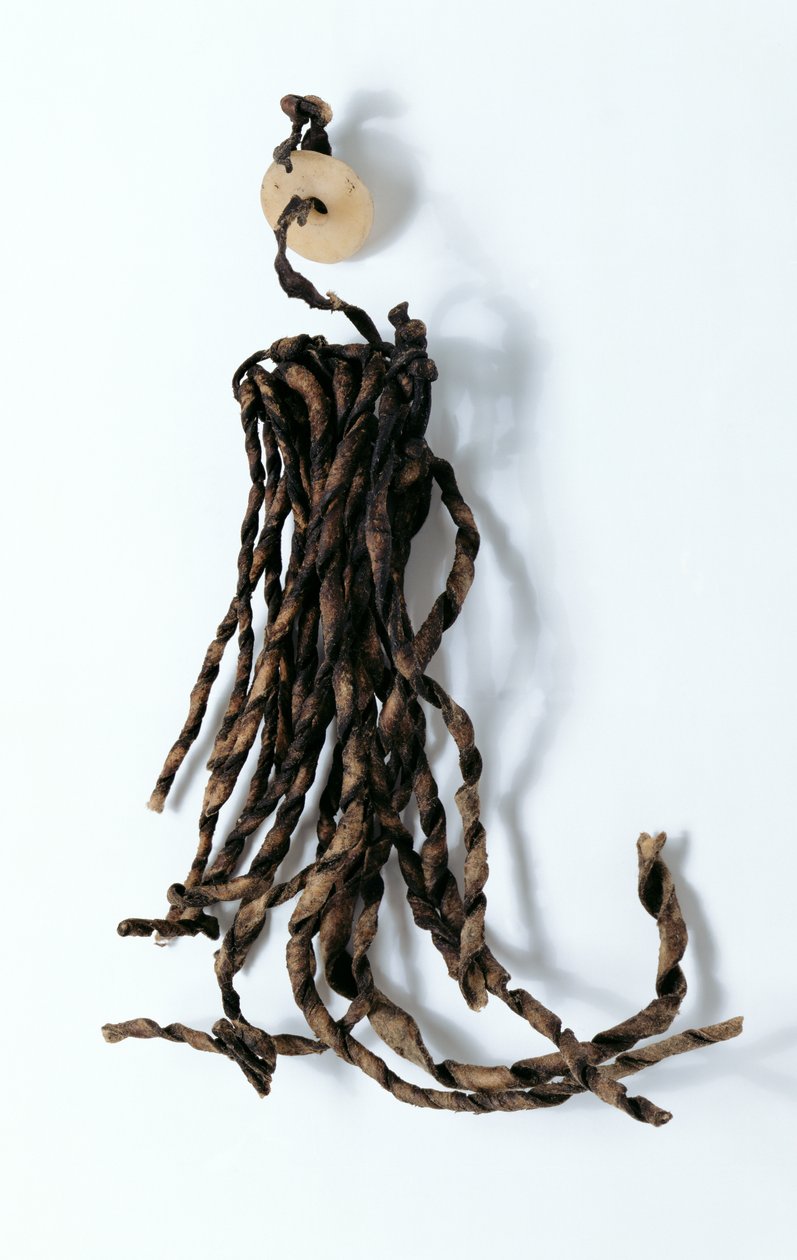 Tassel med gennemboret rund skive, fundet sammen med Oetzi Iceman (læder og sten) af Copper Age