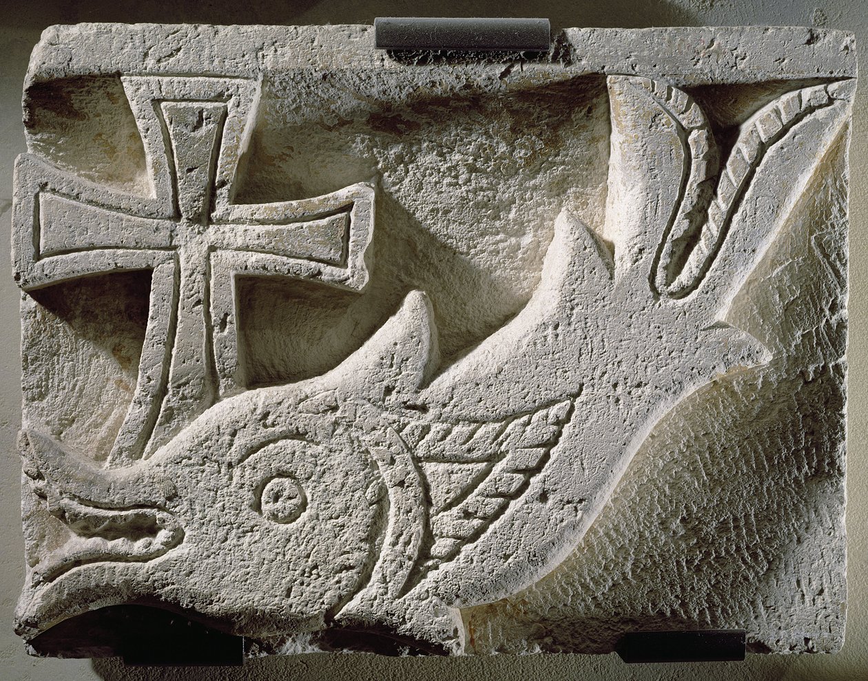 Relief med en fisk og et kors, fra kirkegården i Ermant, 4.-5. århundrede (kalksten) af Coptic