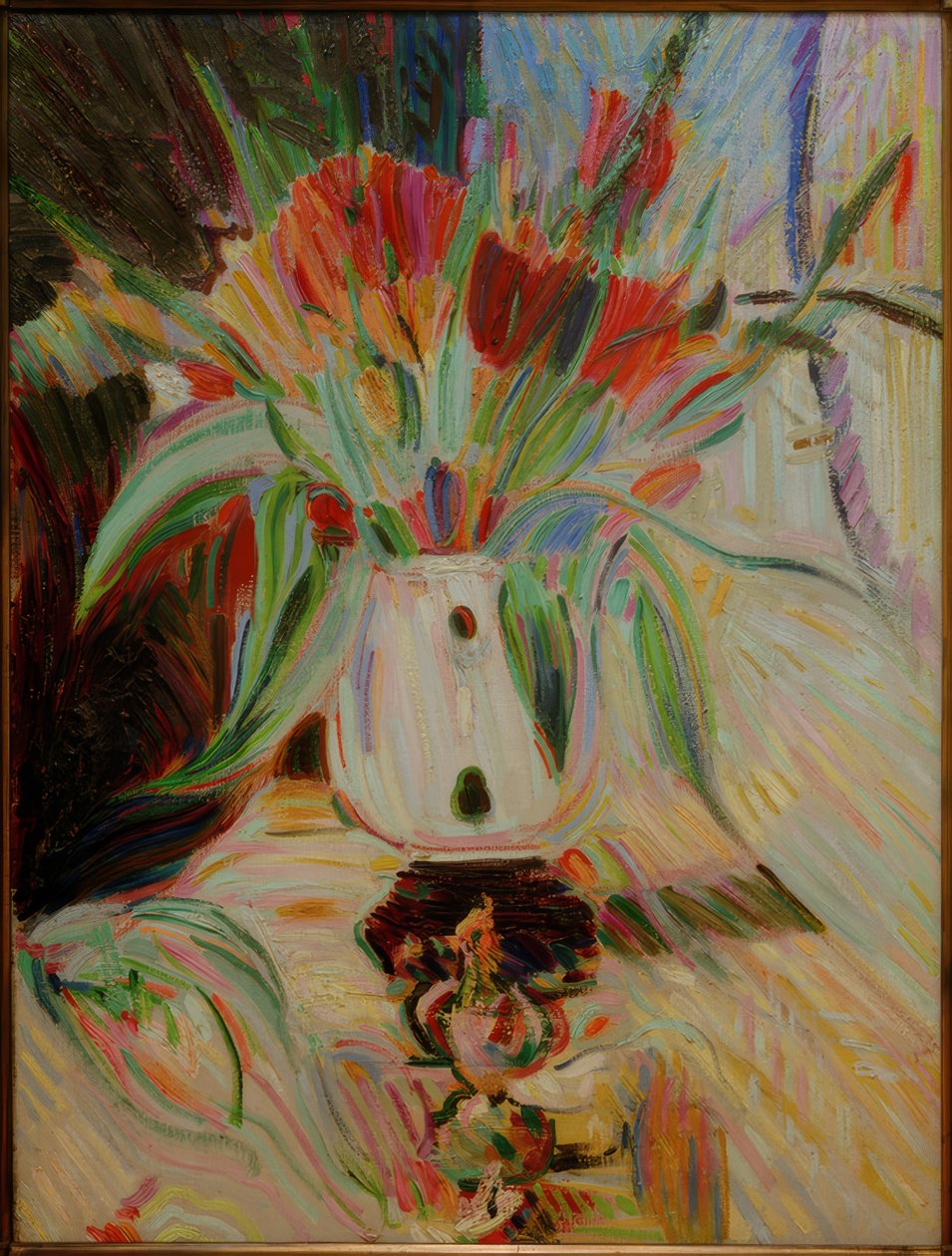 Tulipaner i en løgformet vase foran et gardin af Curt Herrmann