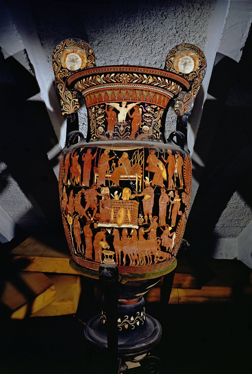 Apuliansk volutkrater med rød figur dekoreret med en scene af ofringen af trojanske fanger af Achilles ved begravelsen af Patroclus, græsk, fra Canosa, 4. århundrede f.Kr. (keramik) (se også 119458) af Darius Painter
