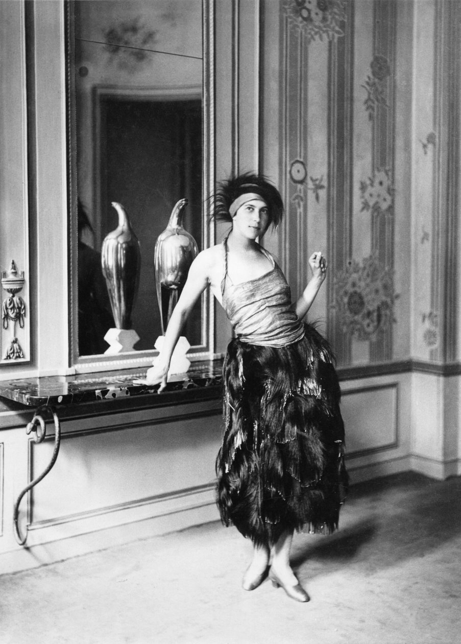 Madame Poiret i en kjole af Paul Poiret (1879-1944) 1919 (bw foto) af Delphi Studio
