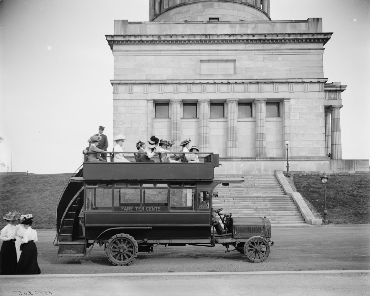 Auto med gummihals, Riverside Drive, New York, N.Y., 1900 af Detroit Publishing Co.