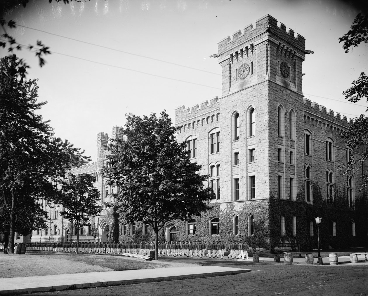 The Academic Building, kadetter, der vender tilbage fra rod, West Point, N.Y., ca. 1900-15 af Detroit Publishing Co.