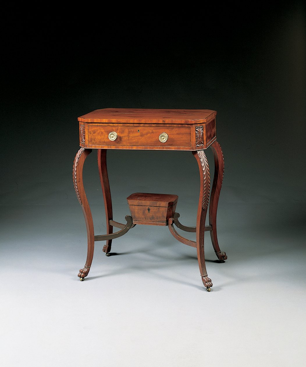 Et klassisk udskåret arbejdsbord, 1810-20 af Duncan Phyfe