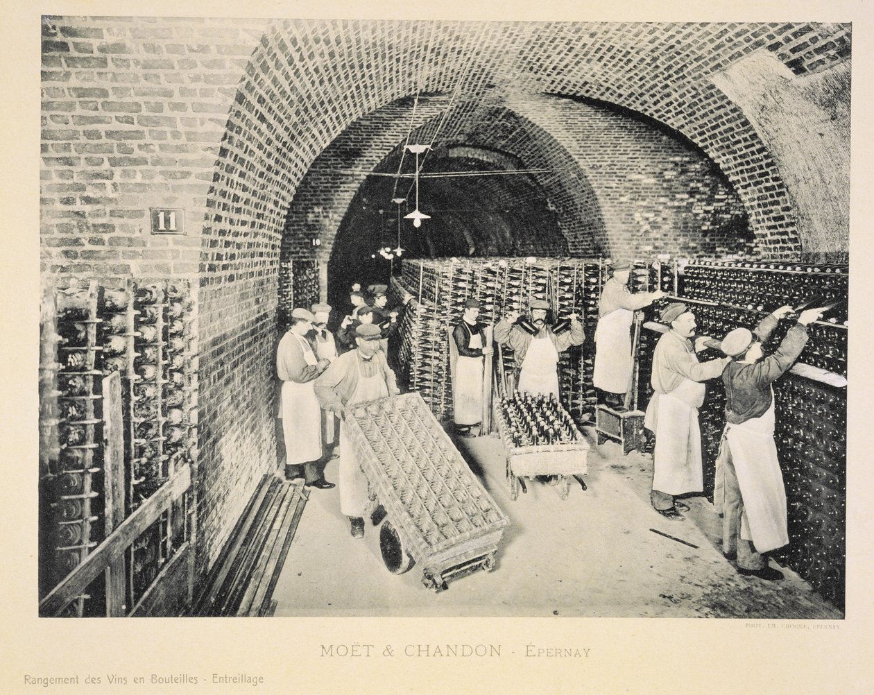 Opbevaring af vinene på flasker i en reol, fra "La France Vinicole", udgivet af Moet und Chandon, Epernay (fotolitho) af E.M. Choque
