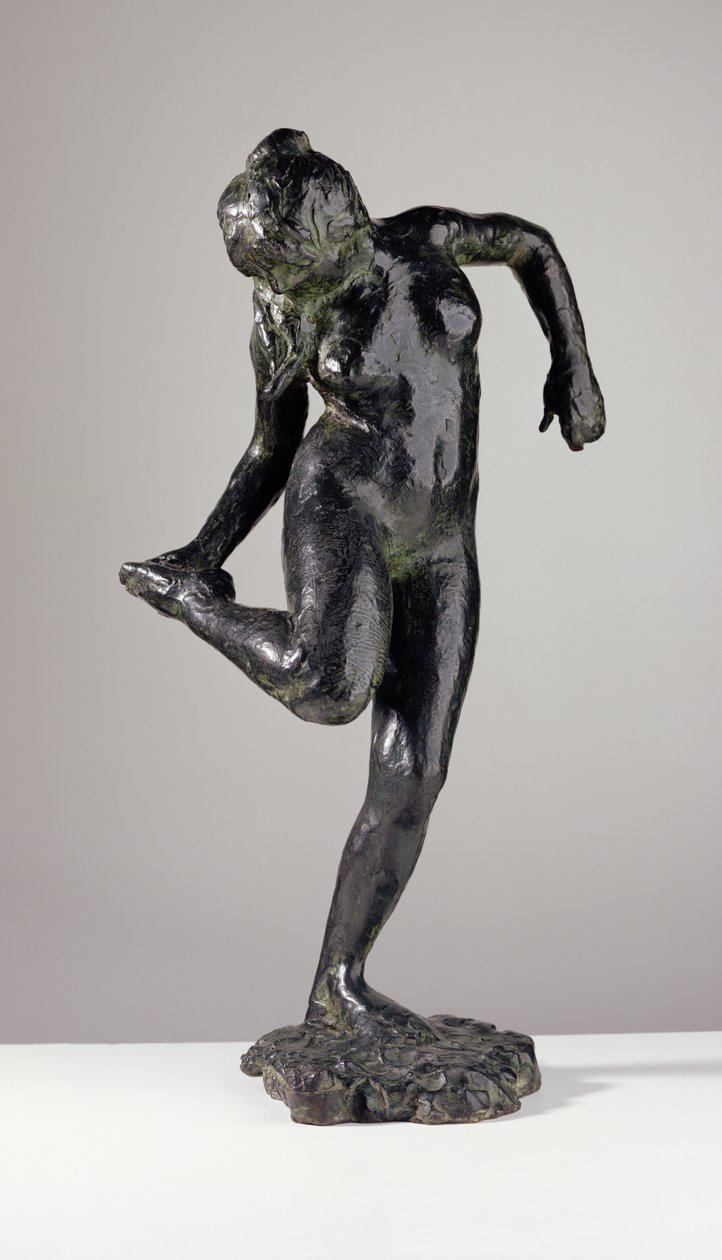 Danser ser på sin højre fodsål (bronze) af Edgar Degas