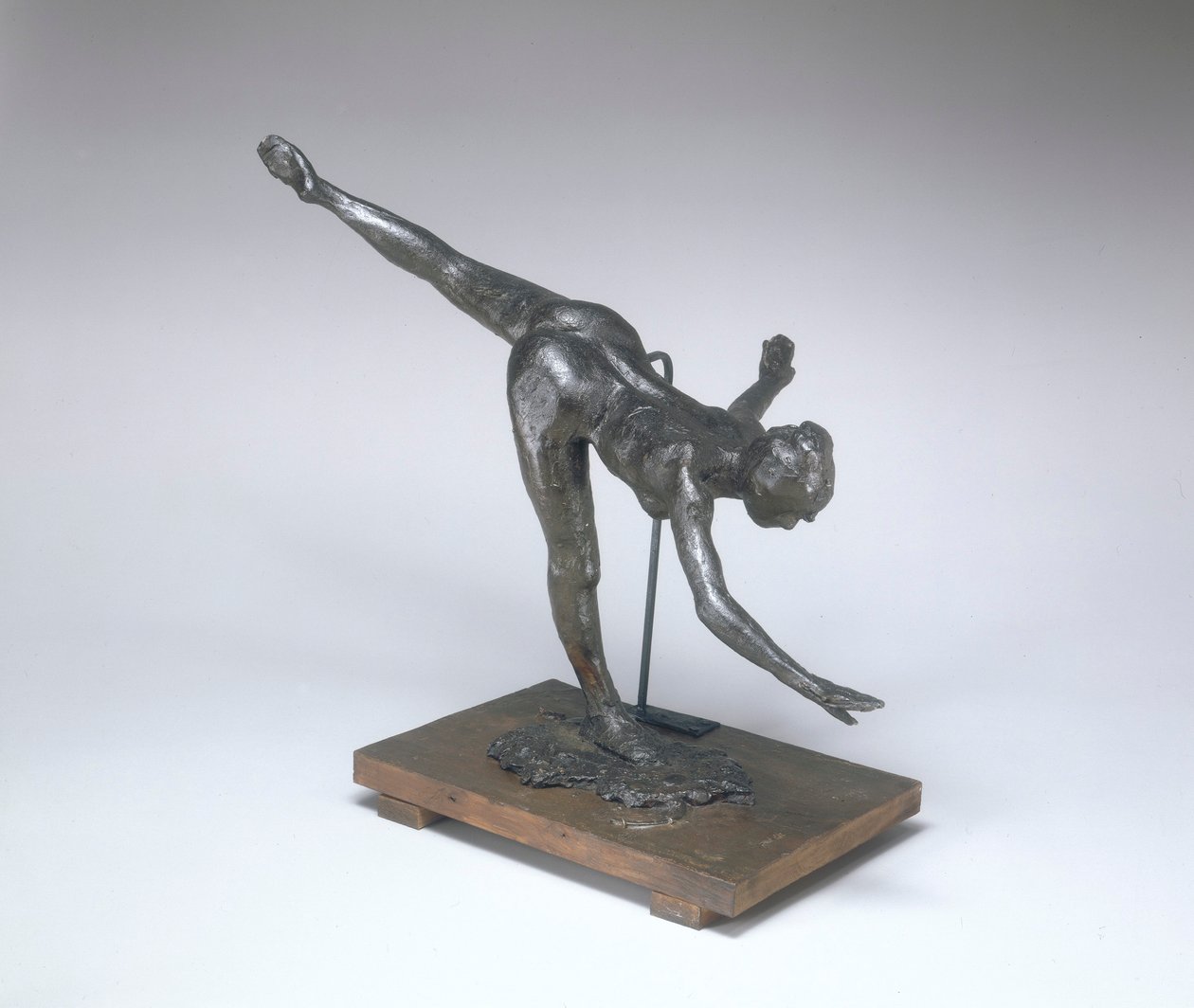 Grande Arabesque, Third Time (First Arabesque Penche) c.1885-1890 (grønlig-brun og sort plastilin) af Edgar Degas