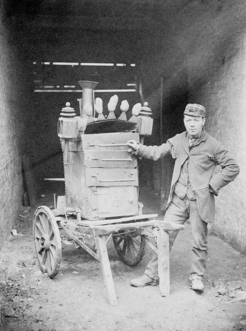 Sælger af bagte kartofler, 1892 (bw-foto) af Edgar Scamell
