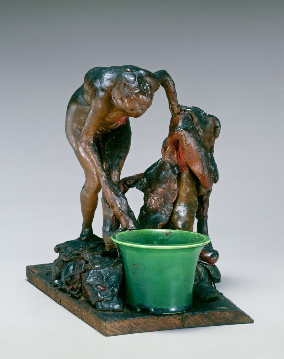 Kvinde vasker sit venstre ben, ca. 1890