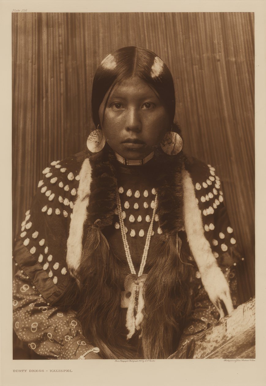 Støvet kjole - Kalispel af Edward S. Curtis