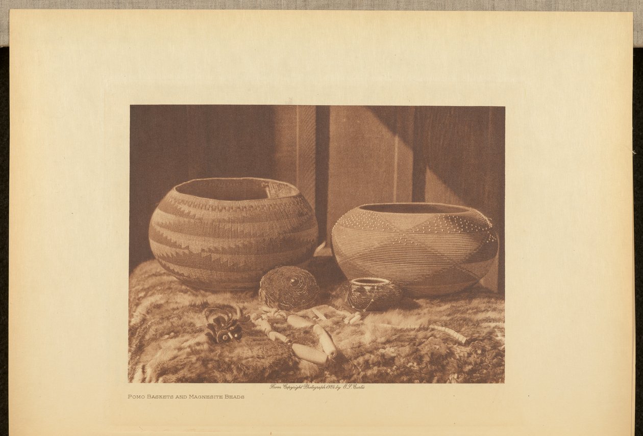 Pomo-kurve og magnesitperler af Edward S. Curtis
