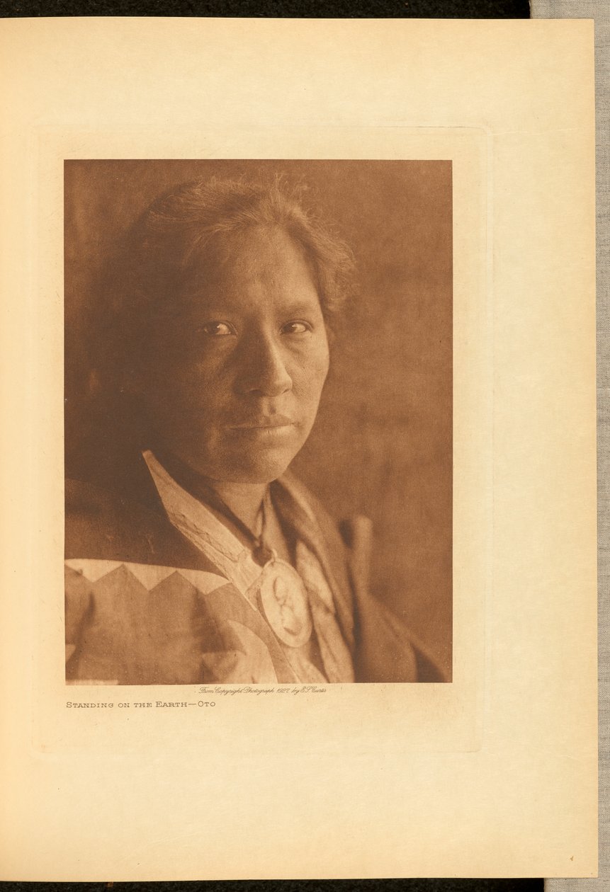 At stå på jorden - Oto af Edward S. Curtis