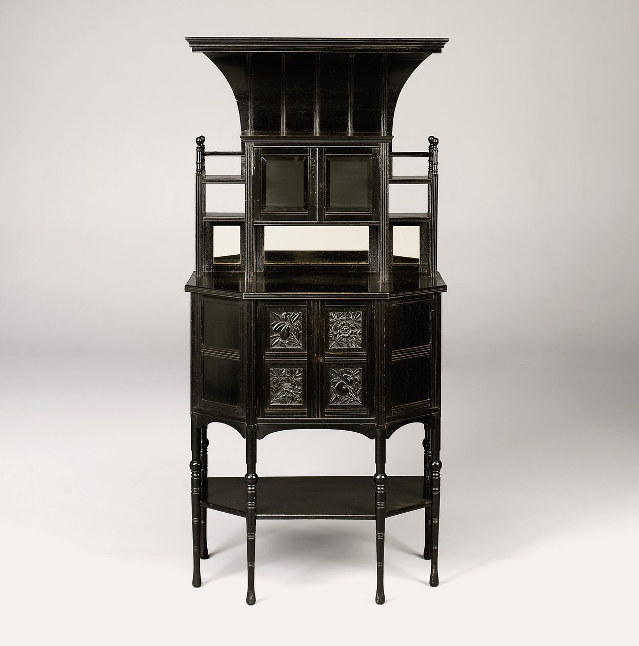 Et eboniseret kabinet, ca. 1873 af Edward William Godwin