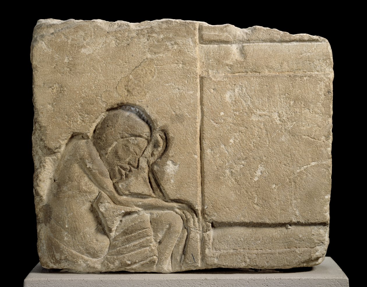 Kalkstensfragment hugget i nedsænket relief forestillende en søvnig tjener i paladsets kalksten af Egyptian 18th Dynasty
