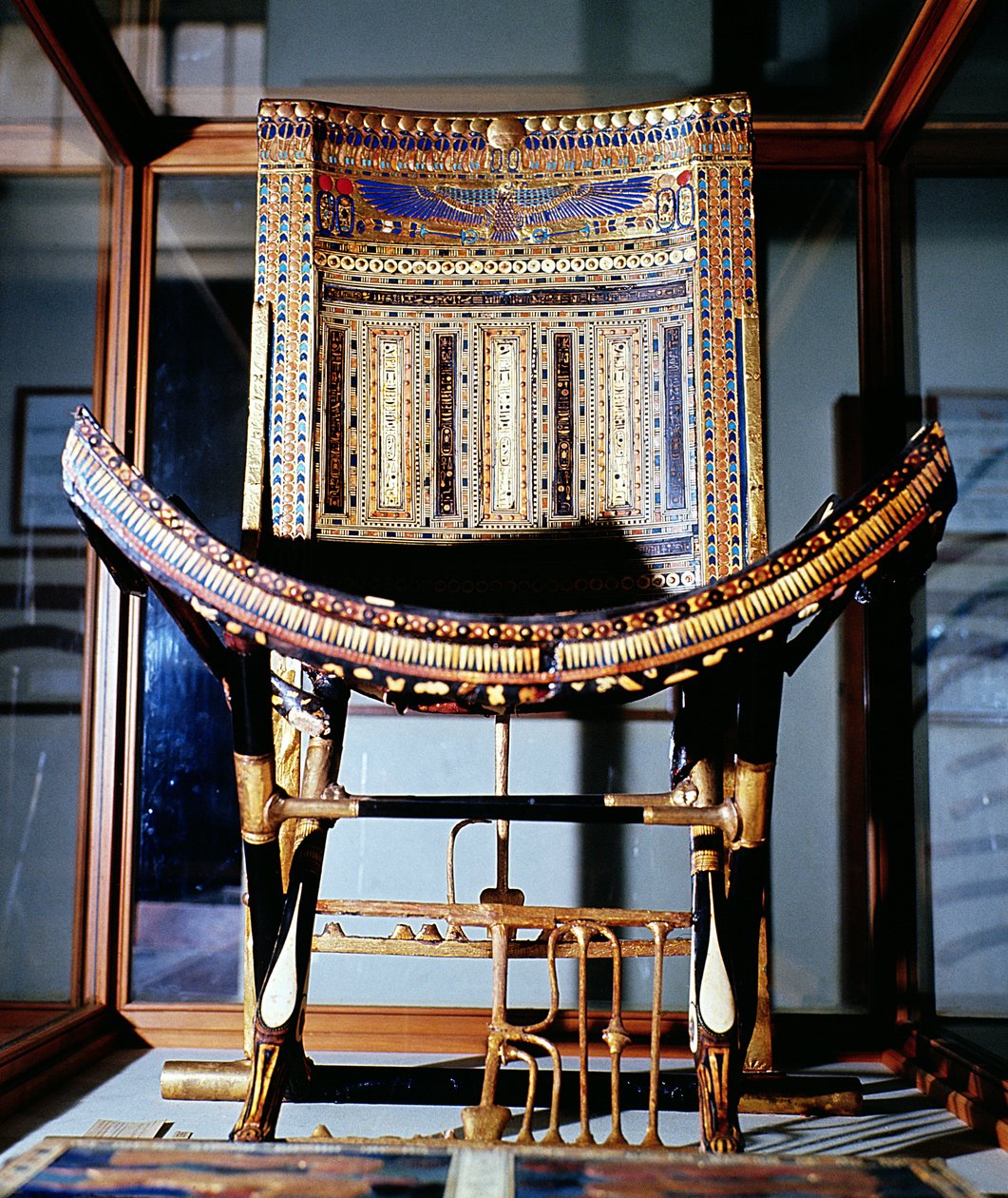 Kirkelig stol, fra Tutankhamons grav (ca. 1370-52 f.Kr.) i Kongernes Dal i Theben, Det Nye Rige (indlagt ibenholt) (se også 149419) af Egyptian 18th Dynasty