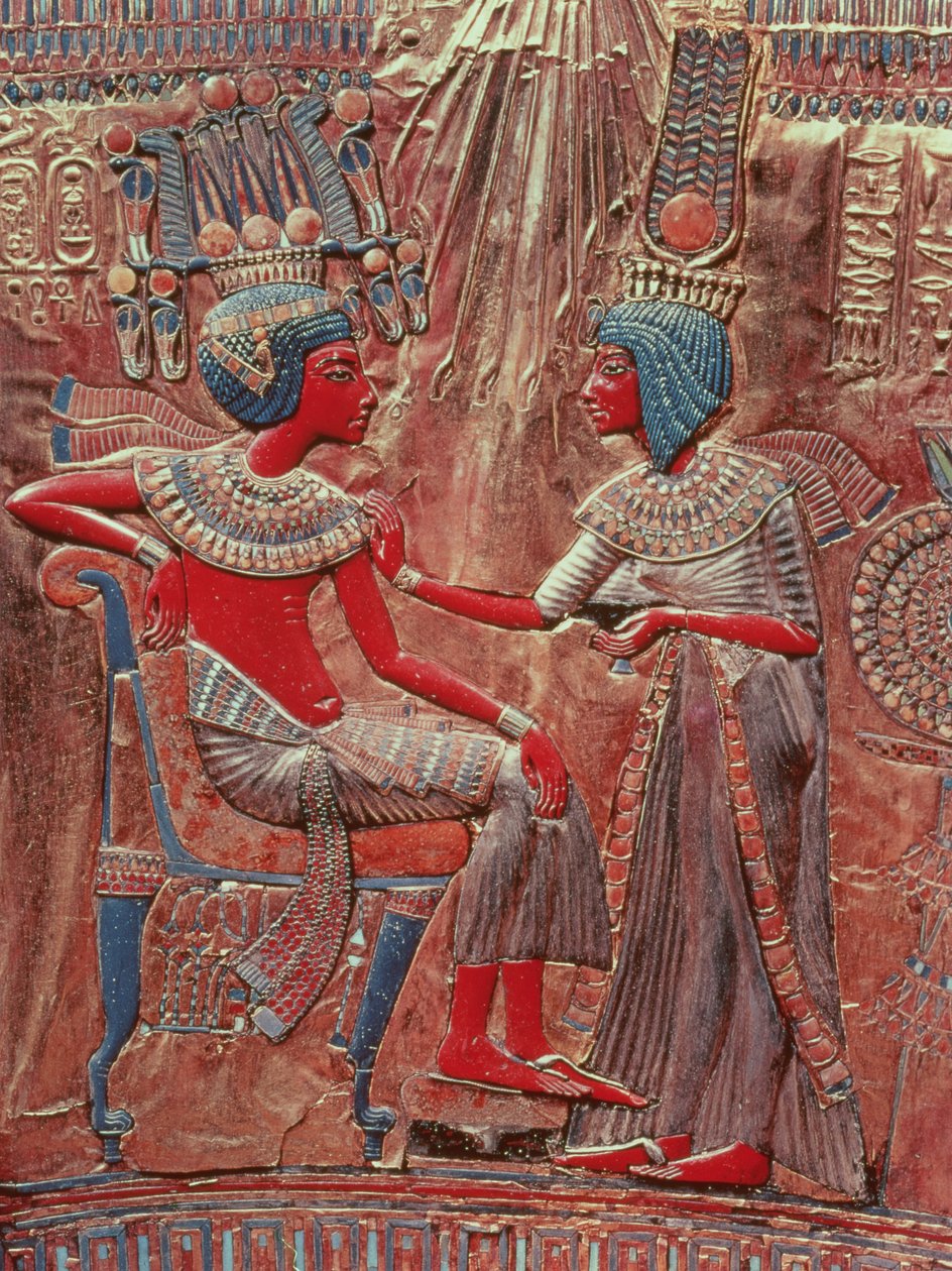 Bagsiden af Tutankhamons trone forestiller dronningen Ankhesenamun, der lægger sidste hånd på kongens toilet, New Kingdom, ca. 1340 f.Kr. (træ med guldbelægning & indlæg af glas & semi-precio af Egyptian 18th Dynasty