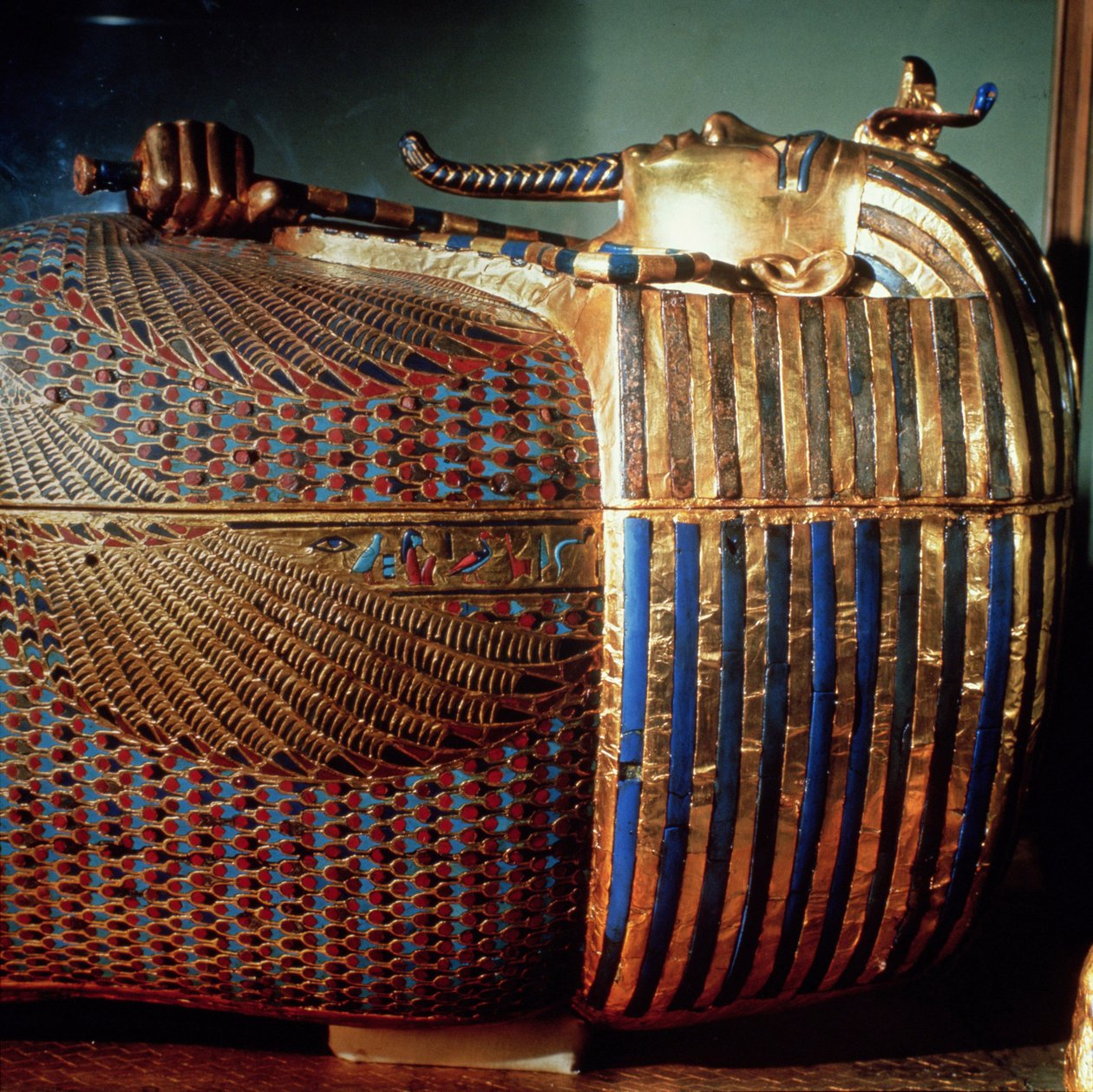 Tutankhamons inderste kiste, der viser kongen i Osiride-form, der omspænder skurken og slaglen, fra Tutankhamons grav (ca. 1370-1352 f.Kr.) New Kingdom (ark guld, lapis lazuli et al) (deta) af Egyptian 18th Dynasty