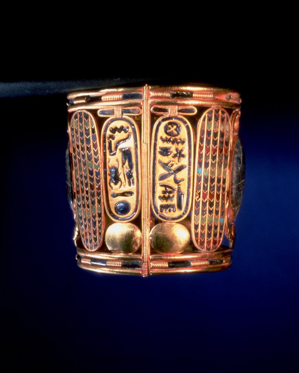 Armbånd med kartouchen af Psusennes I (ca. 1039-991 f.Kr.) fundet på kong Amenemopes våben i Tanis, tredje mellemperiode (guld indlagt med halvædelsten) af Egyptian 21st Dynasty