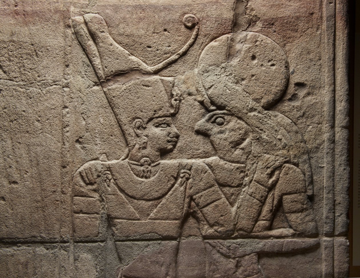 Relief på en helligdom opført af farao Taharqa i gården til Amuntemplet, som han byggede i Kawa i Nubien, 25. dynasti, sen periode, 690-64 f.Kr., sandstensdetalje af 107896 af Egyptian 25th Dynasty