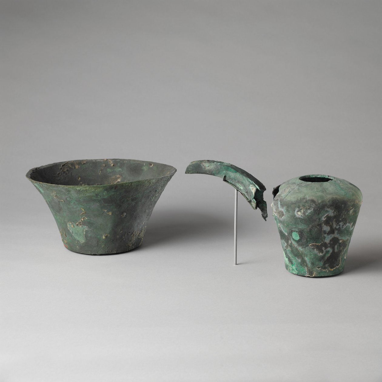 Æl og bassin (kobber) af Egyptian 6th Dynasty
