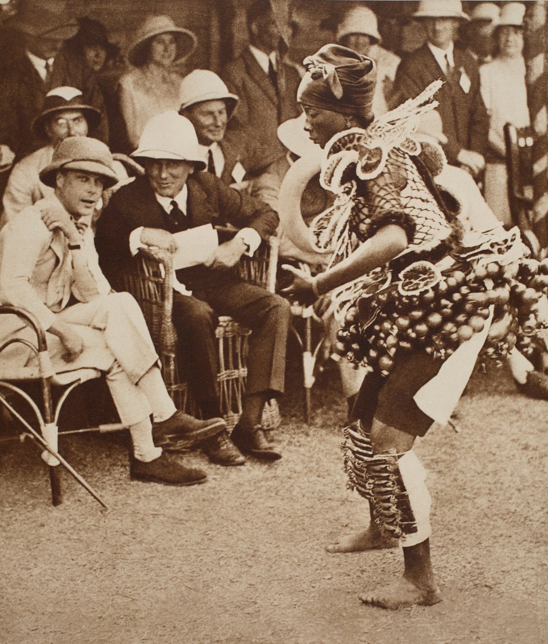 En indfødt dans for kong Edward VIII på vej til Sydafrika, Freetown, Sierra Leone af English Photographer