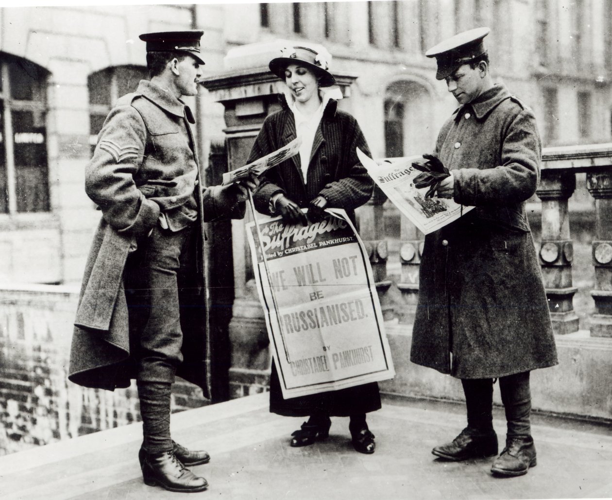 En suffragette, der sælger aviser til to soldater, ca. 1914 af English Photographer