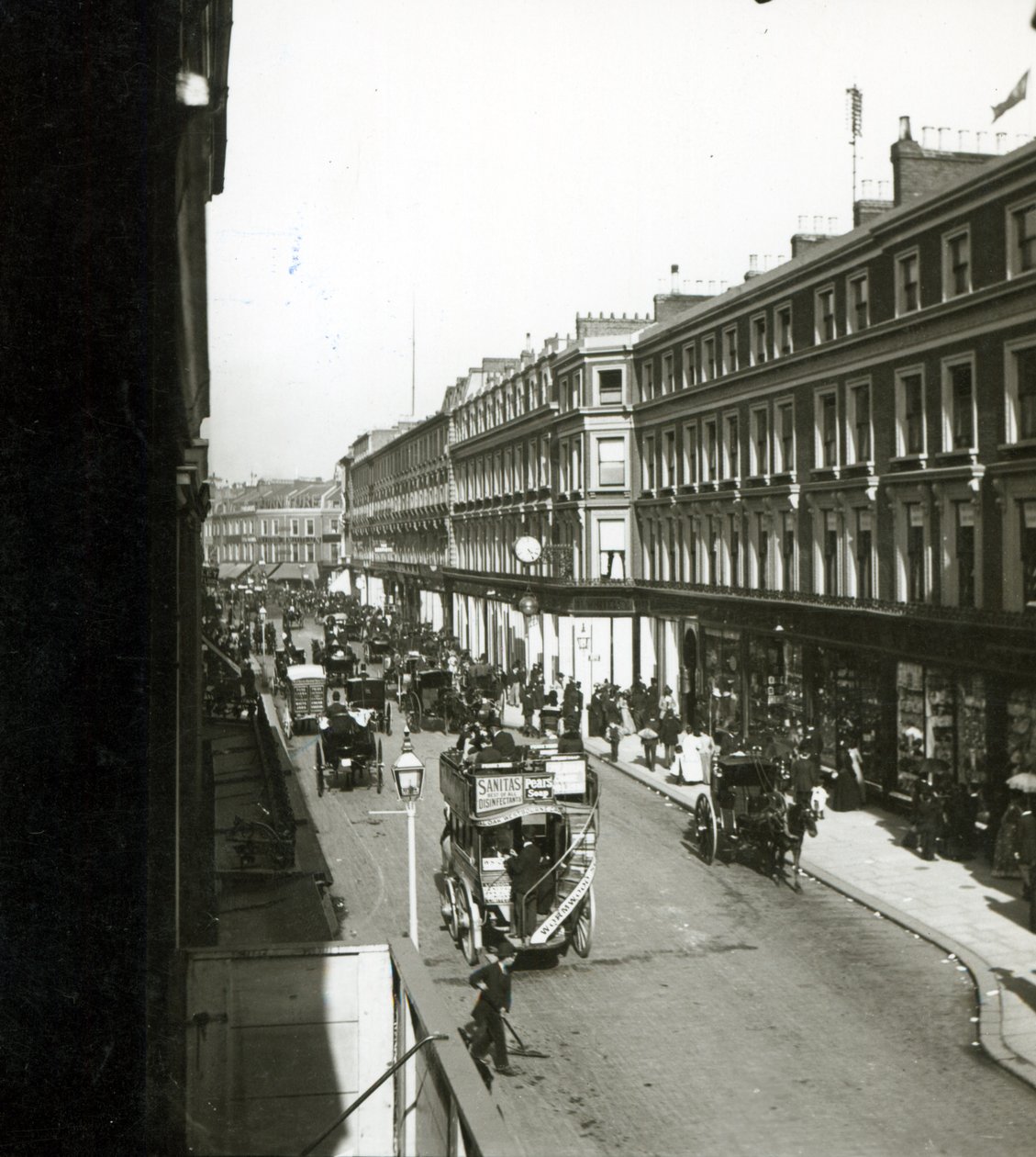 En udsigt over Westbourne Grove, London, der viser Whiteleys stormagasin, ca. 1890 af English Photographer