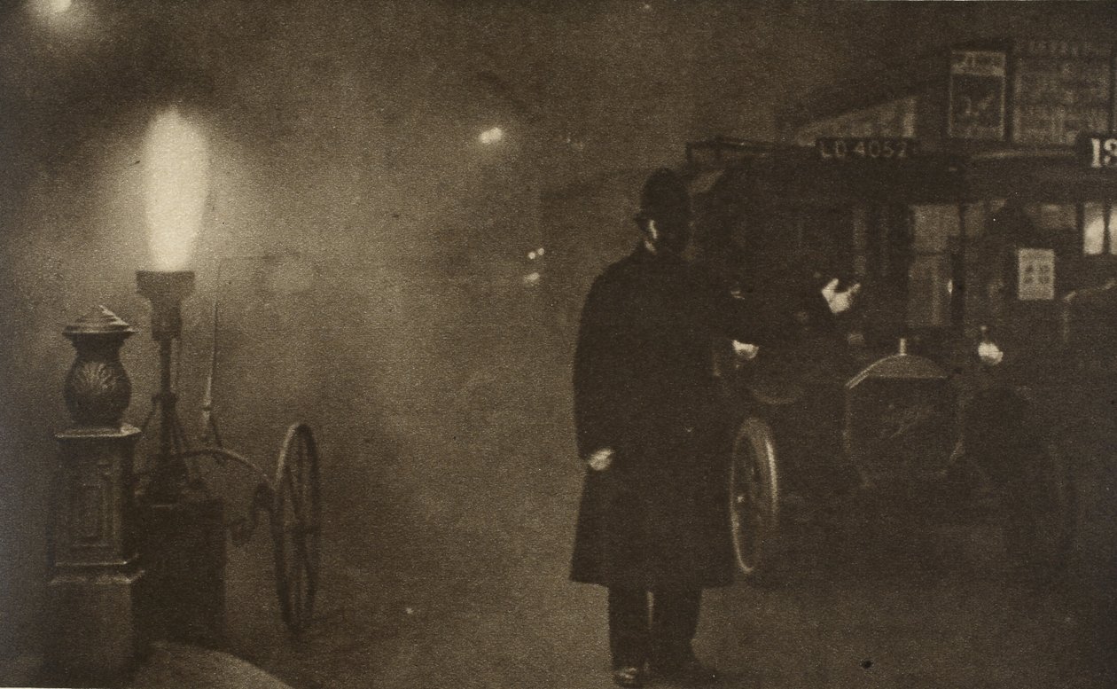 En konstabel dirigerer trafikken i tågen, hvor Charing Cross møder Trafalgar Square (sepiafoto) af English Photographer