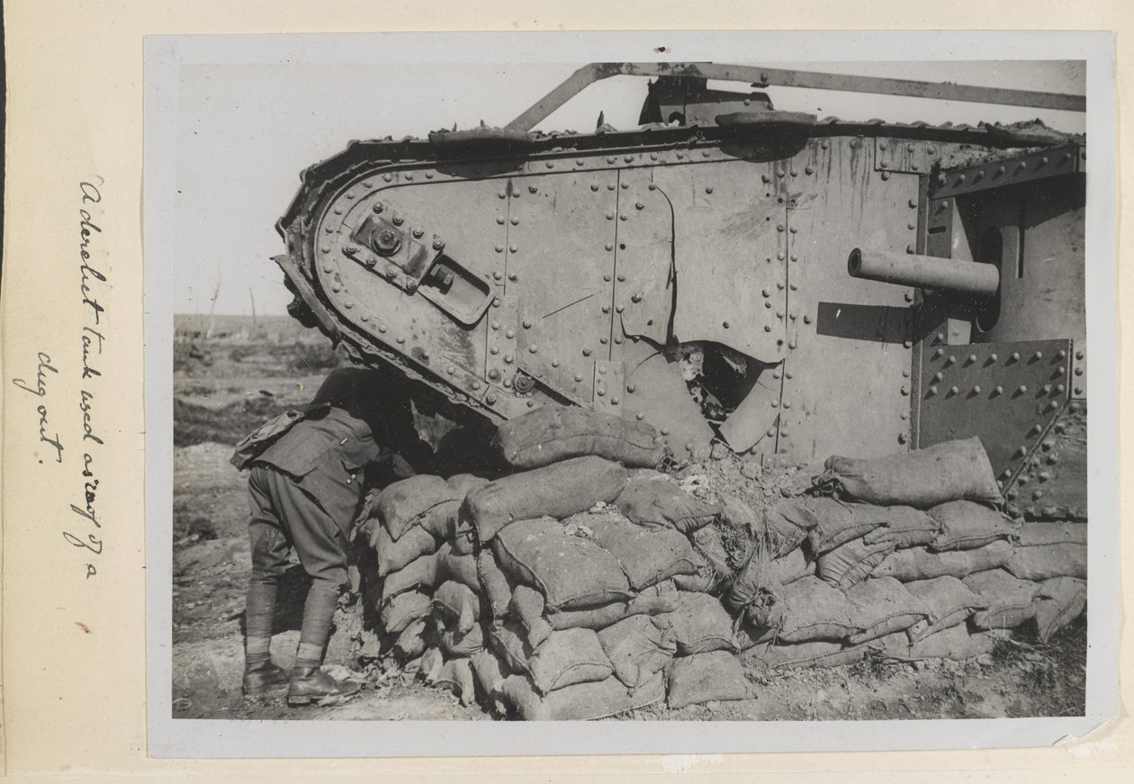 En nedlagt tank brugt som tag på en udgravet, 1915-18 af English Photographer