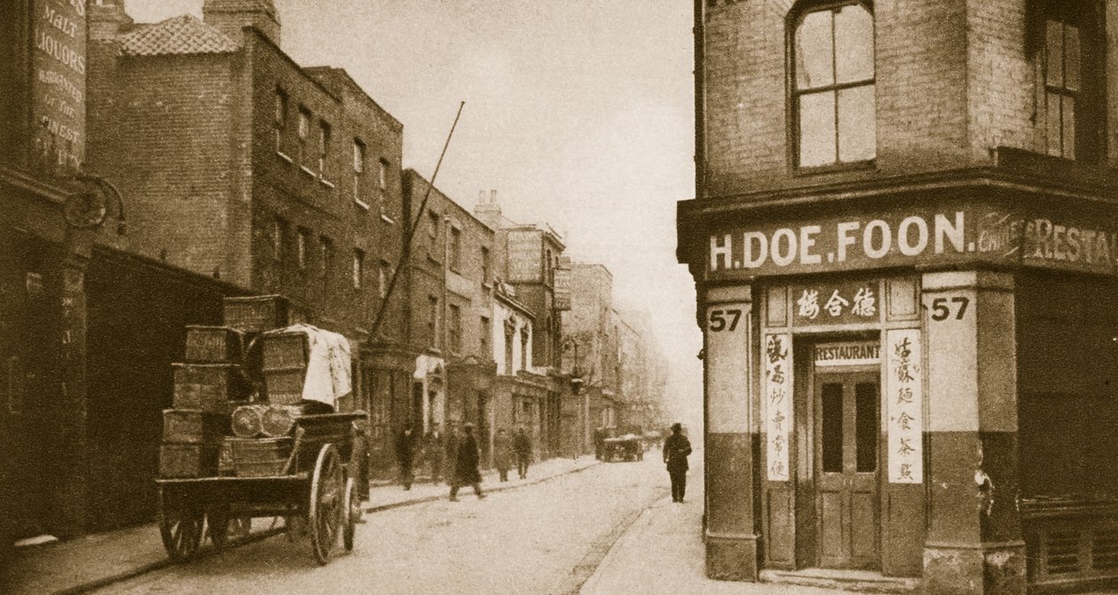 Udsigt over Pennyfields, Chinatown (sepia-billede) af English Photographer