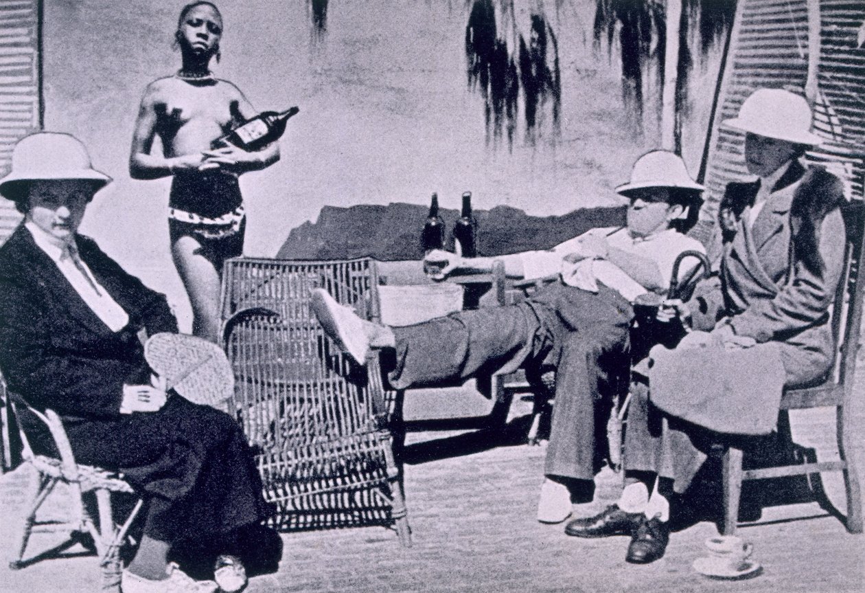 Afternoon Tea hos Judge Wiggins, fra Through Darkest Pondelayo: En beretning om to engelske damers eventyr på en Cannibal Island, af Joan Lindsay, 1936 af English Photographer