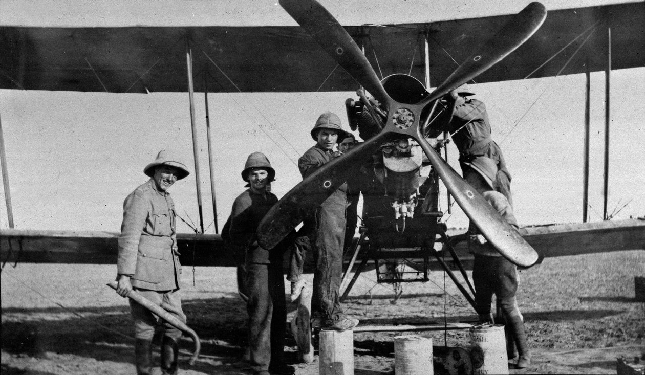 Fly under reparation, 1916 af English Photographer