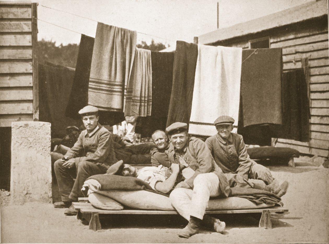 Airing the Bedding: An Afternoon Siesta, Dorchester, illustration fra German Prisoners in Great Britain (fotogravure) af English Photographer