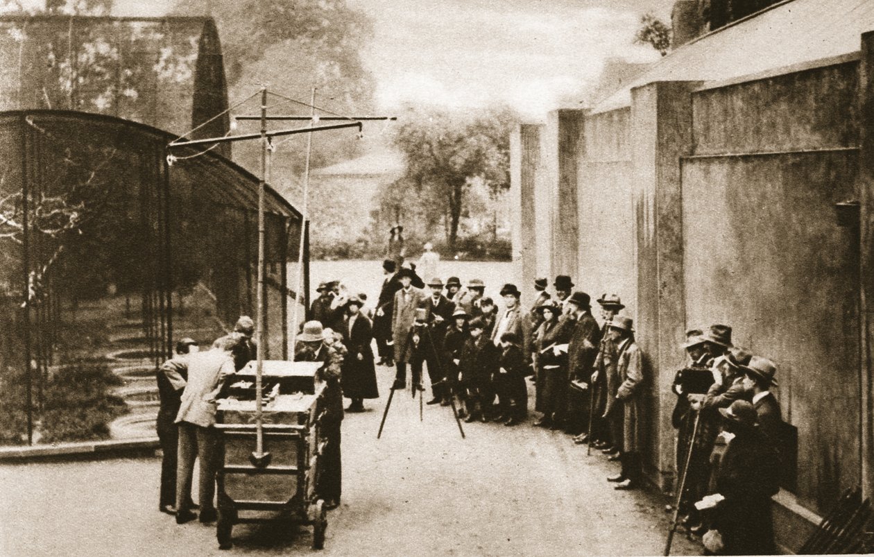 En tidlig udefrakommende udsendelse af BBC fra London Zoo, da teknikere forsøgte at optage lyden af skrig fra volieren fra Wonderful London, udgivet 1926-27 (fotogravure) af English Photographer