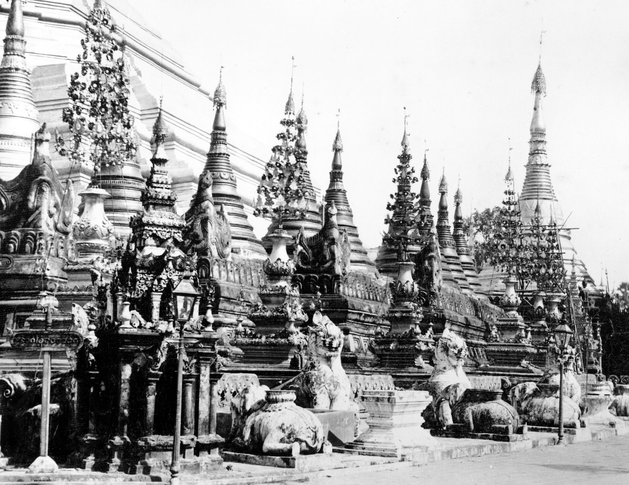 Basen for Shwedagon-pagoden i Rangoon, Burma, ca. 1886 af English Photographer