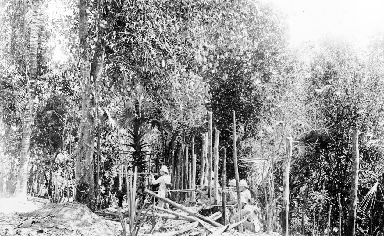 Britiske tropper kæmper i den burmesiske jungle, ca. 1891 af English Photographer