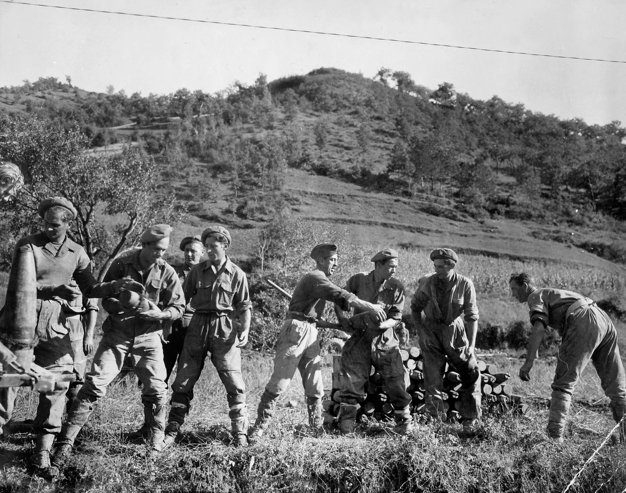 Britiske tropper stabler granater, Italien, 1944 af English Photographer