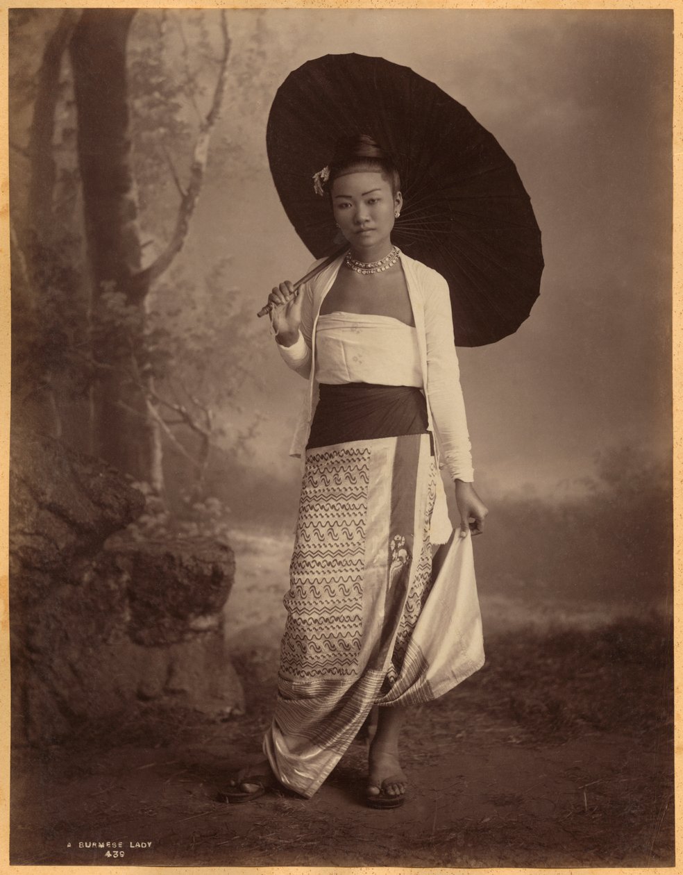 Burmesisk dame (albumin print) af English Photographer