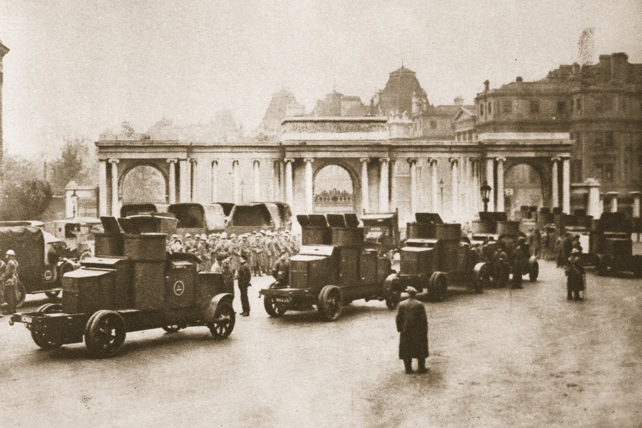 Bus- og lastbilkonvoj fra havnen til mælke- og madlossepladsen i Hyde Park eskorteret af pansrede biler under Great Strike, fra Wonderful London, udgivet 1926-27 (fotogravure) af English Photographer