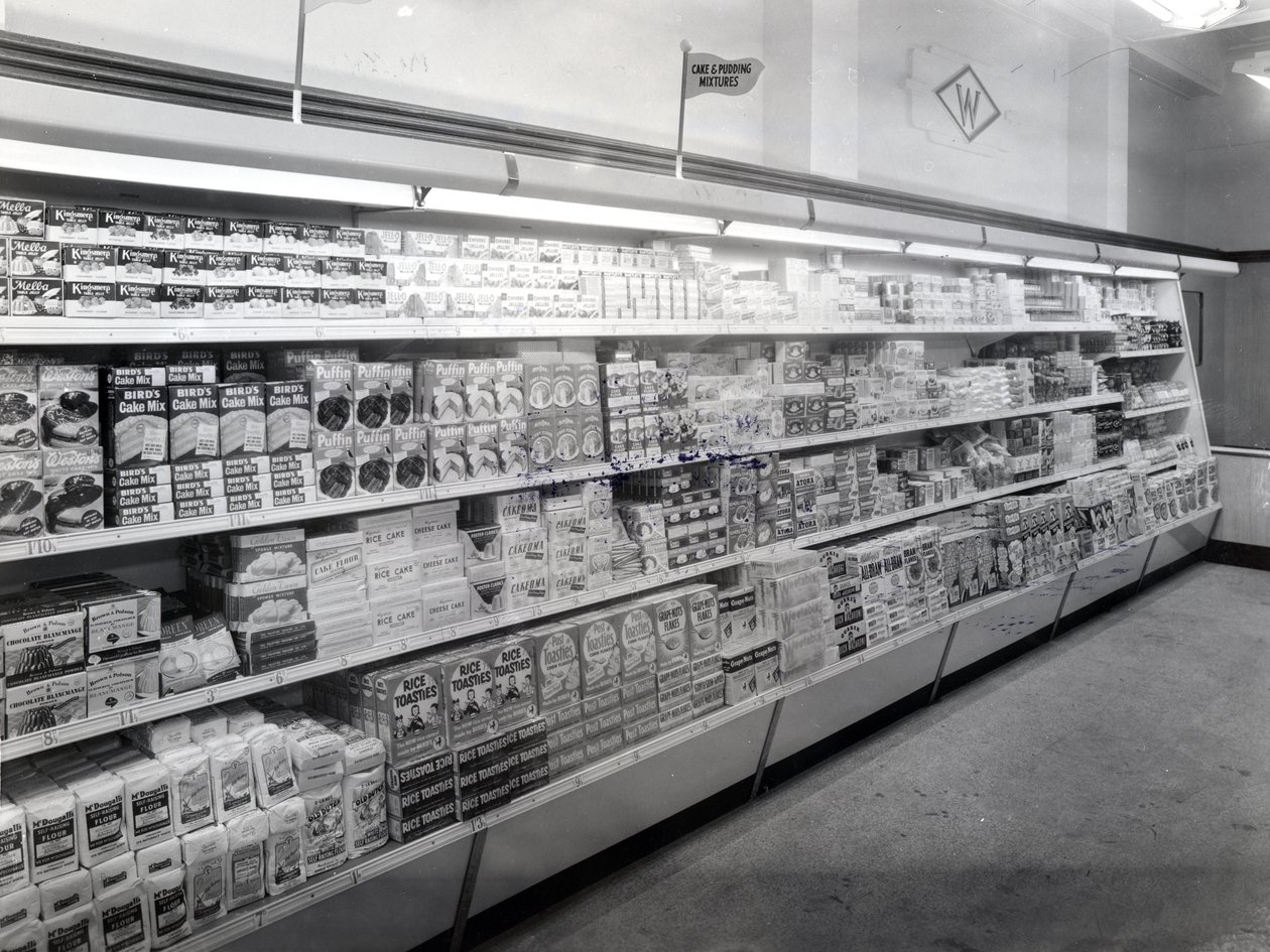 Kage- og buddingblandingsgang, Woolworths butik, 1956 af English Photographer