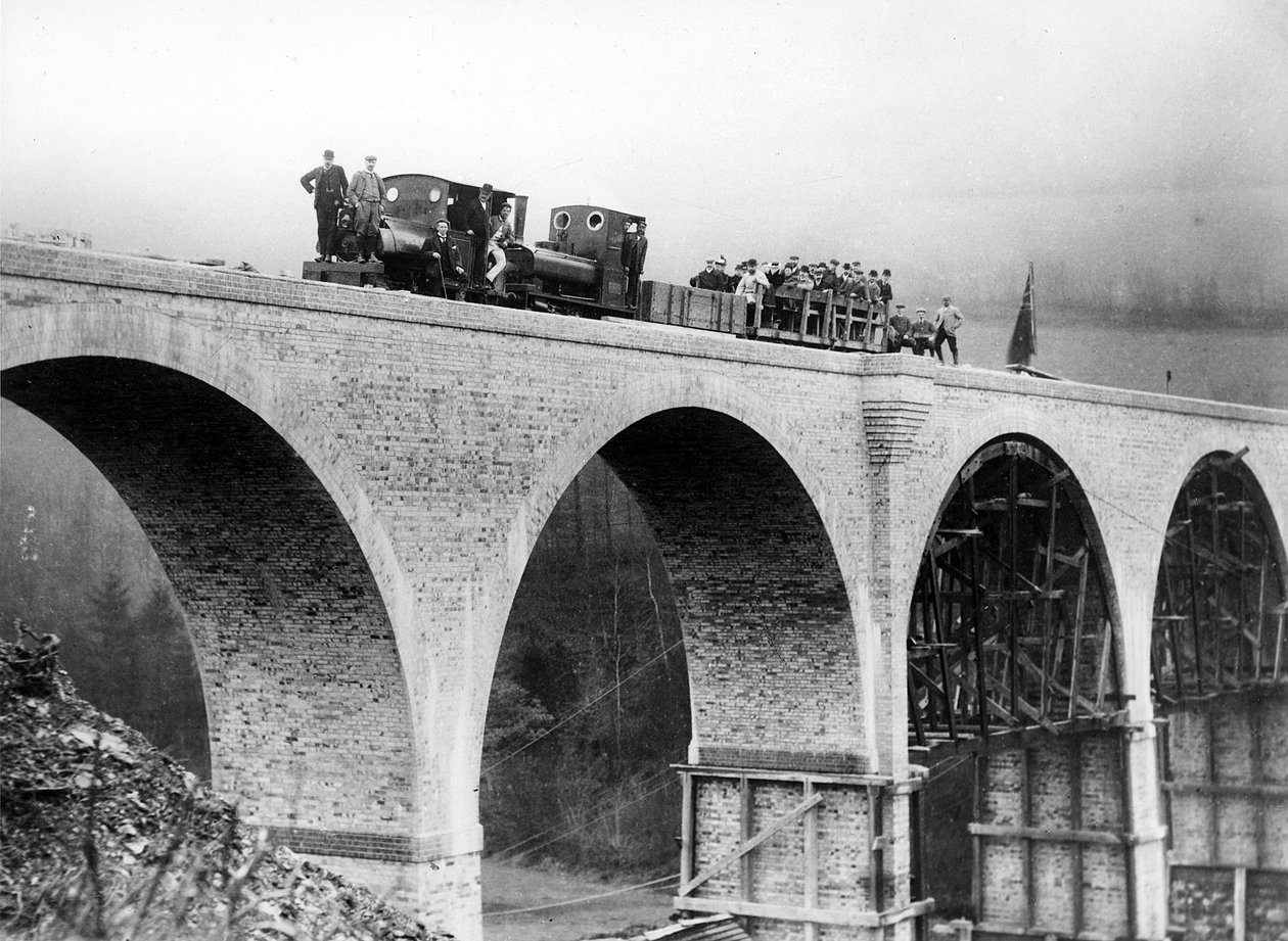 Chelfam-viadukten under opførelse, ca.1897 af English Photographer