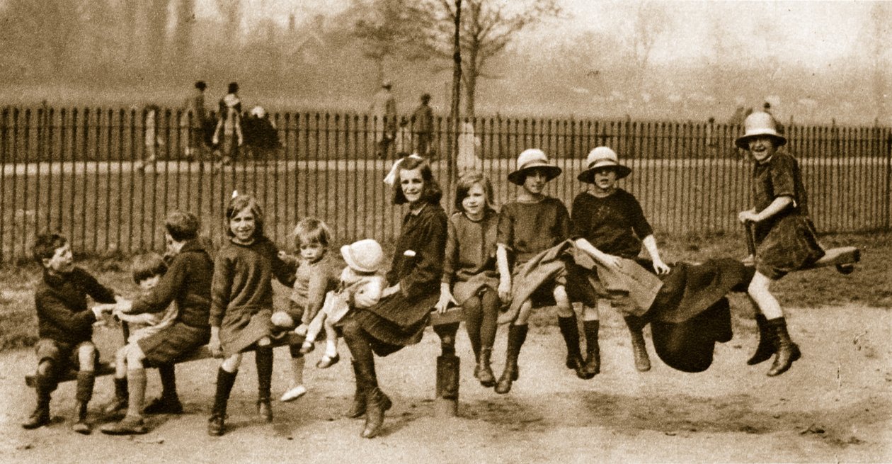 Børn leger på en vippe i en park i London (sepia-billede) af English Photographer