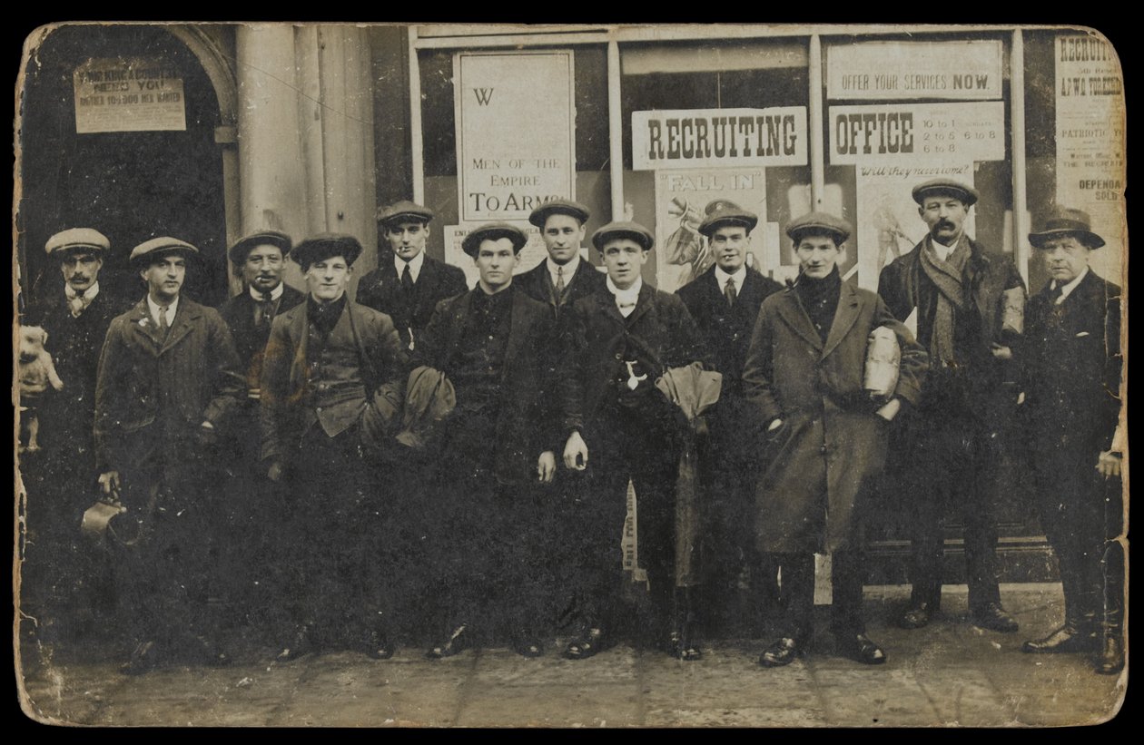 Civile rekrutter stående uden for et uidentificeret rekrutteringskontor, ca. 1915 af English Photographer