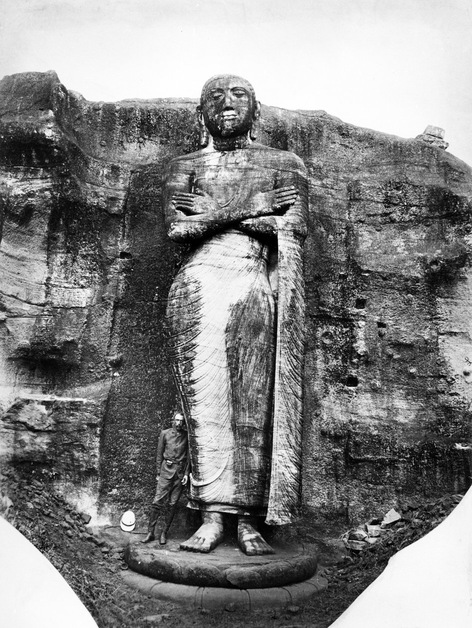 Gal Vihara stående buddhistisk figur, ca. 1870-90 af English Photographer