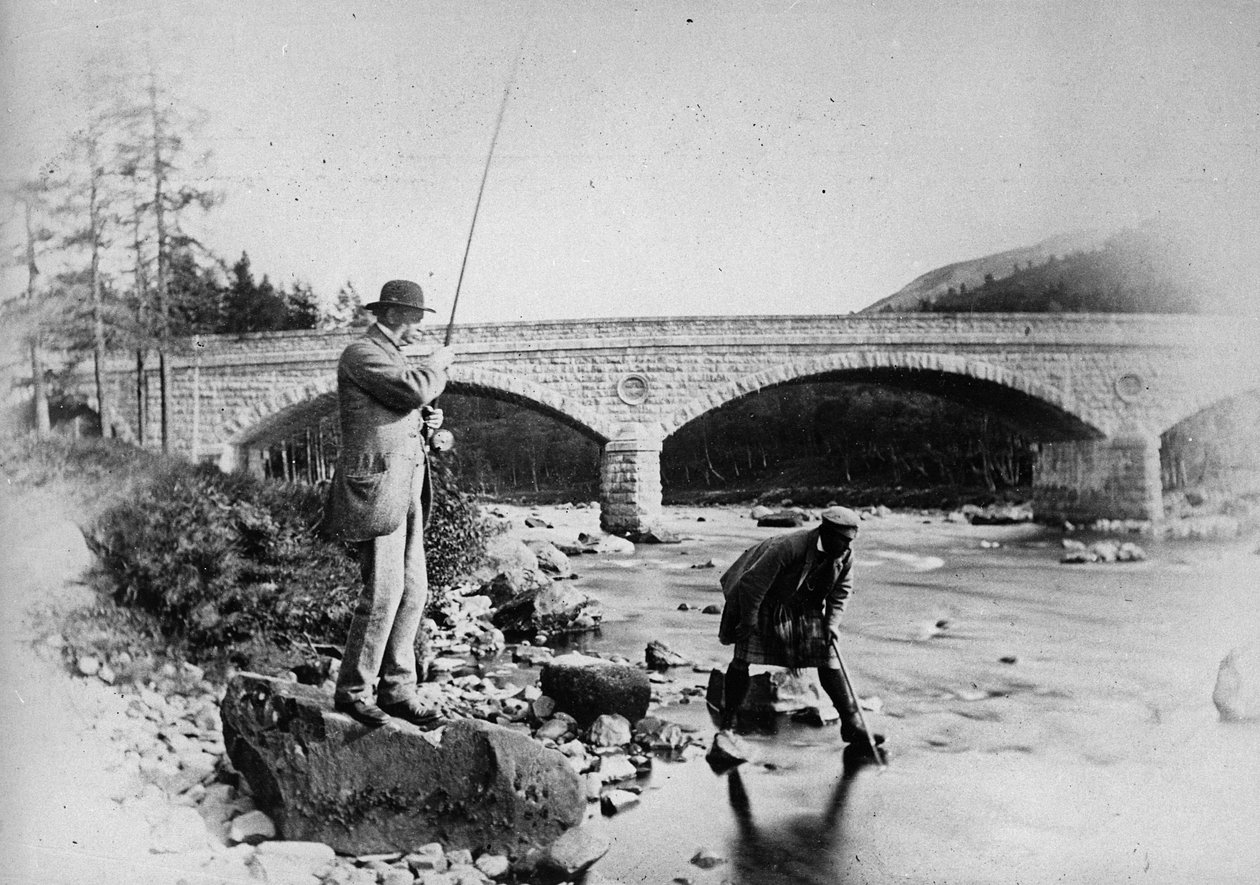 Generelt gråt fiskeri ved broen i Dee, ca. 1892 af English Photographer