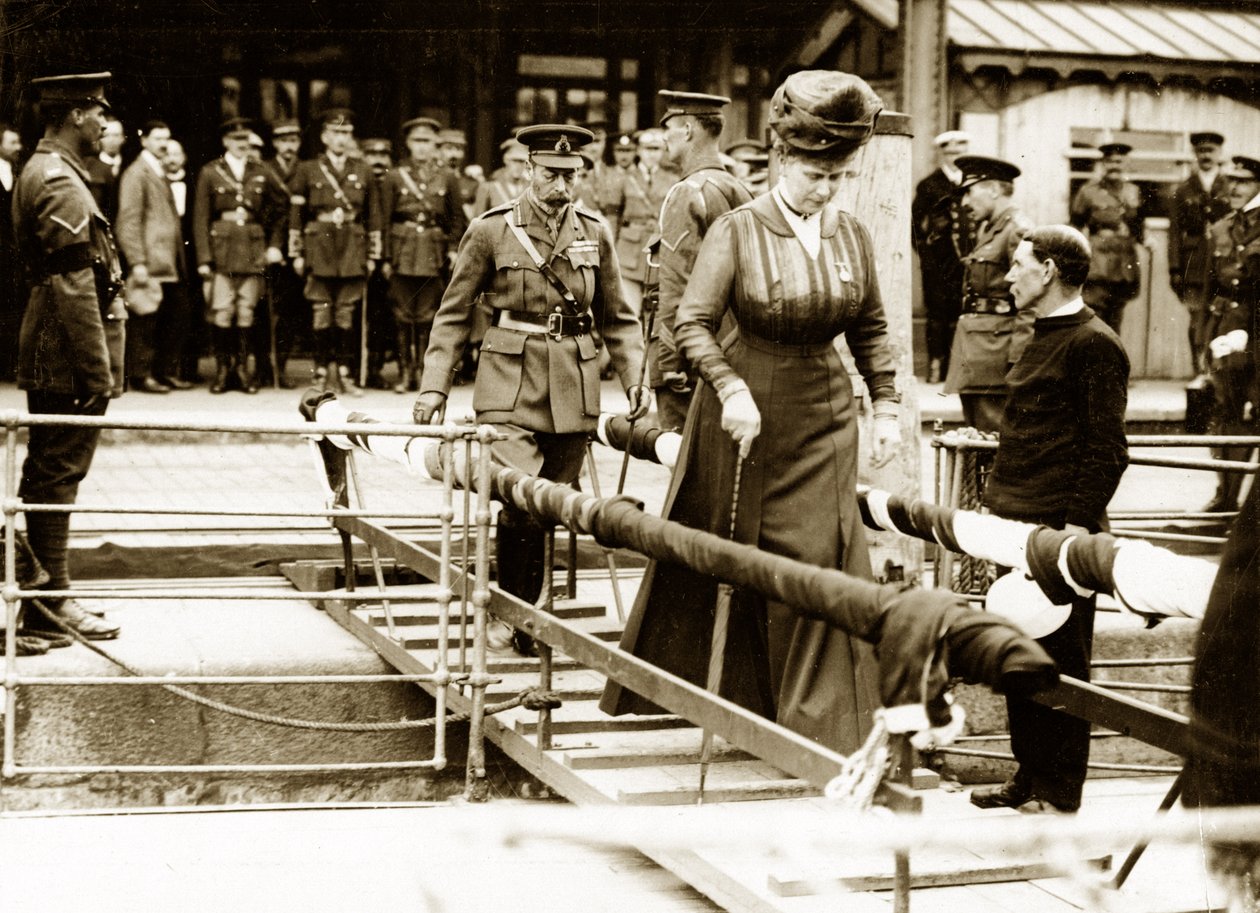 George V og Queen Mary går om bord på båden på vej hjem af English Photographer