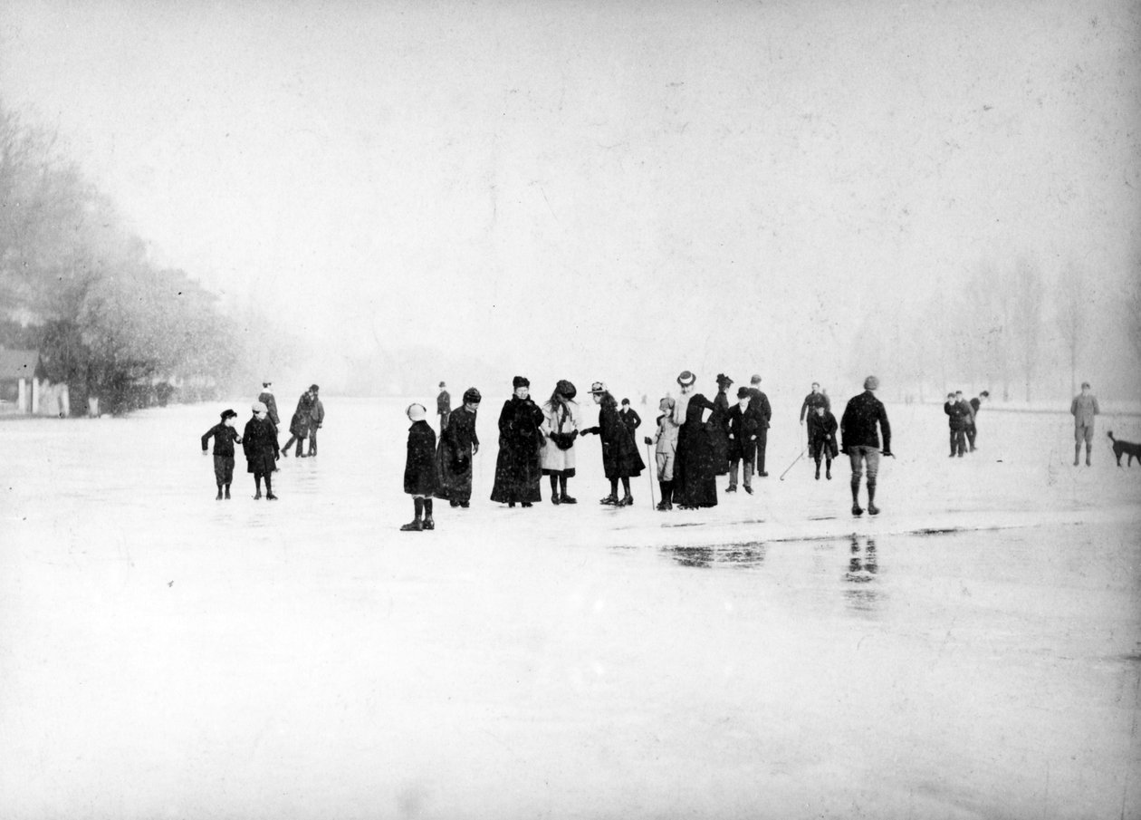 Skøjteløb på fenerne, c.1870-99 af English Photographer