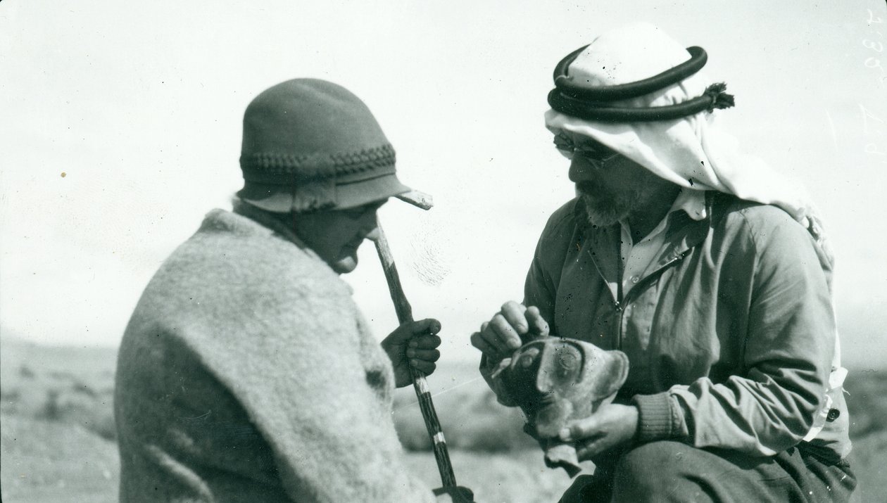 John Garstang viser et stykke Yahudieh Ware keramikkalk til fru Garstang, 1930 af English Photographer