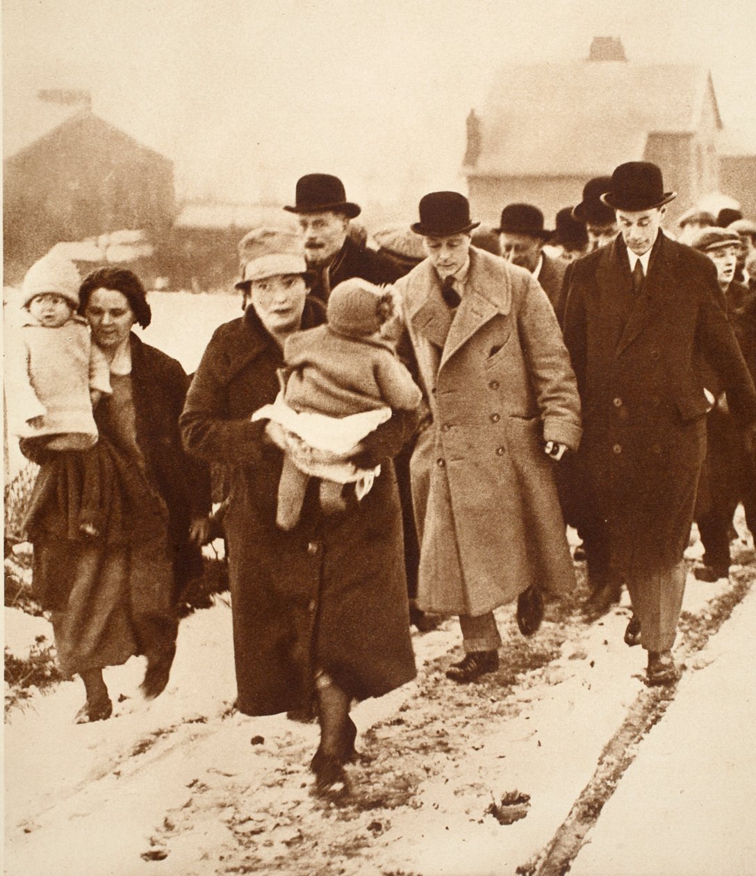 Kong Edward VIII går gennem sneen ved Winlaton af English Photographer